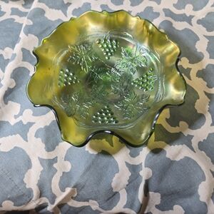 VINTAGE Gorgeous grapevine carnival glass iridescent bowl